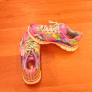 Size 2.5 U.S. Skechers Air-Cooled Memory Foam shoes